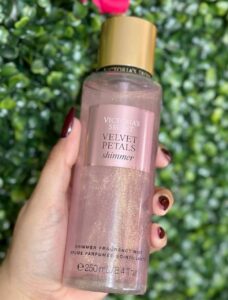بادی میست شیمردار ویکتوریا سکرت ولوت پتالز | Victoria's Secret Velvet Petals Shimmer Body Mist - Image 2